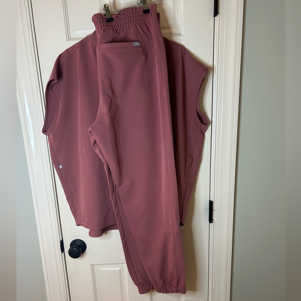 Figs Women's Dusty Rose Set